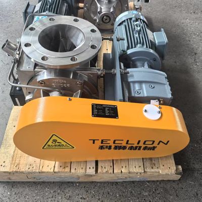 High pressure rotary airlock valve for dense phase transportation of plastic particles