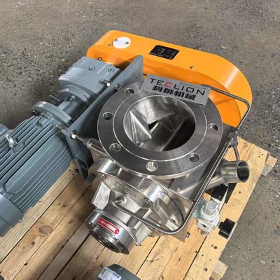 High pressure rotary airlock valve for dense phase transportation of plastic particles
