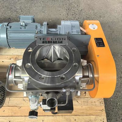 High pressure rotary airlock valve for dense phase transportation of plastic particles