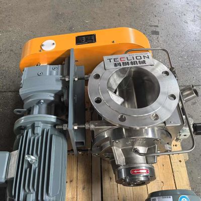 High pressure rotary airlock valve for dense phase transportation of plastic particles